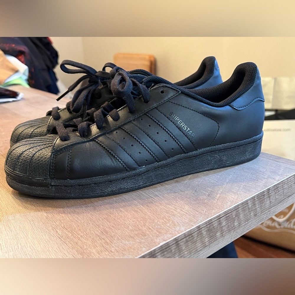 Blk Shell Toe Adidas’s - image 1